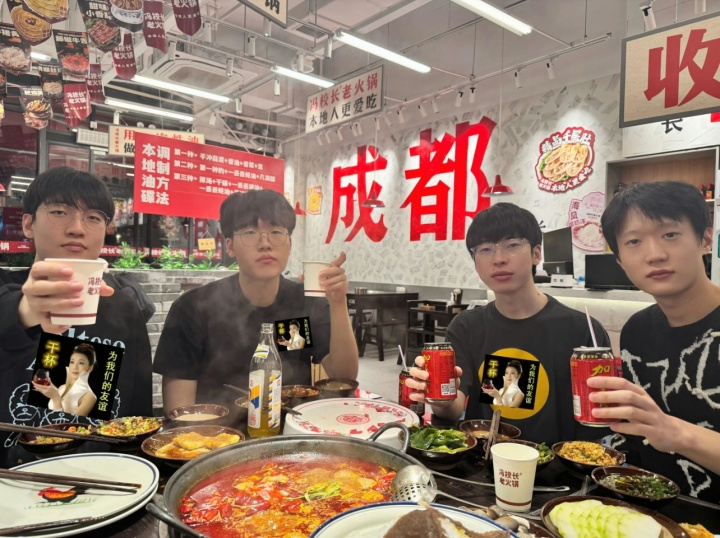 AL社媒晒出选手聚餐合照：吃点地地道道的火锅